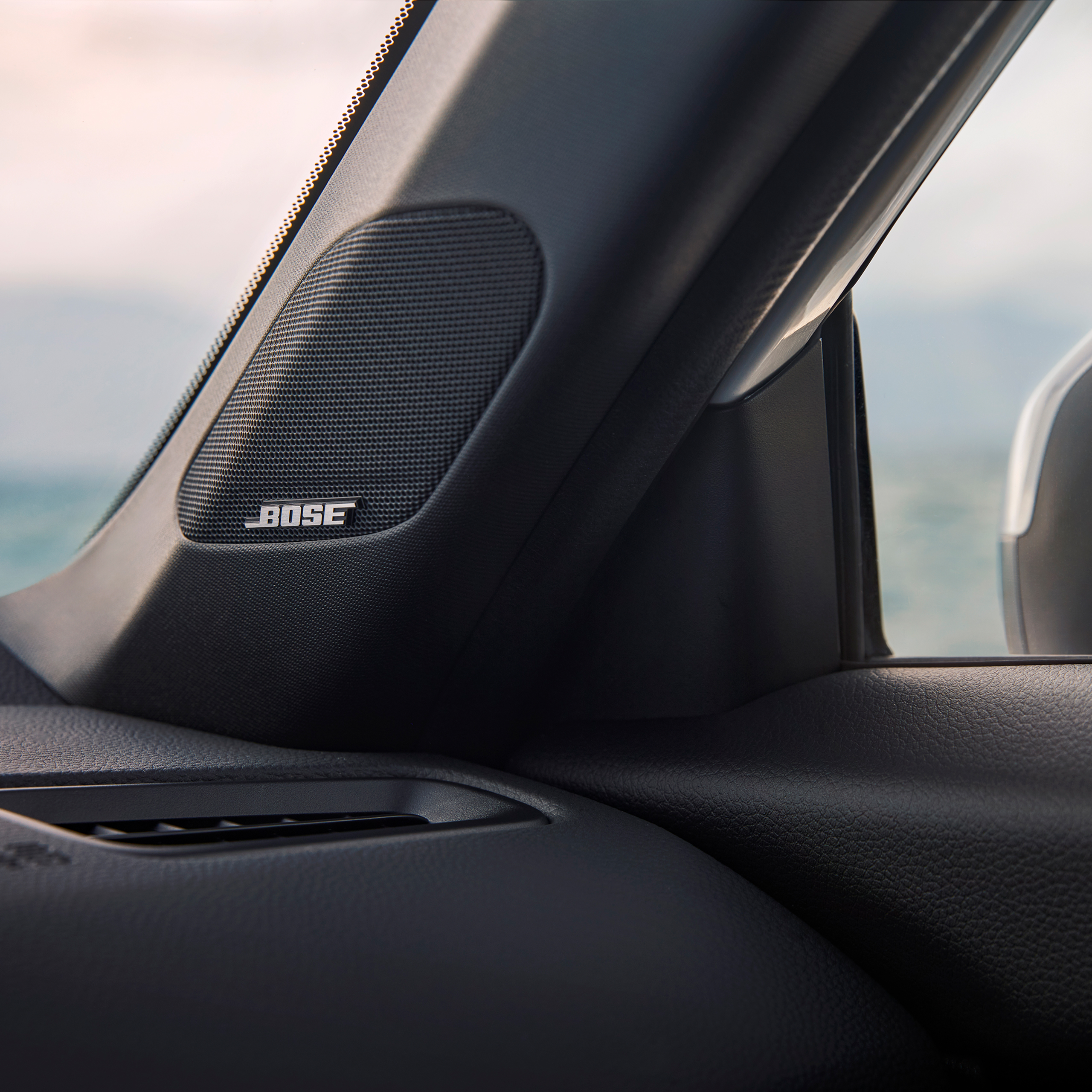 Gros plan sur le logo et le haut-parleur Bose, à l'intérieur de la Civic Hybrid.